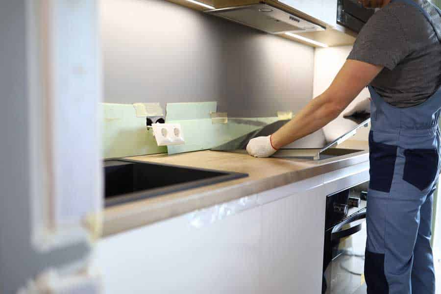 técnico instalador de placas de inducción